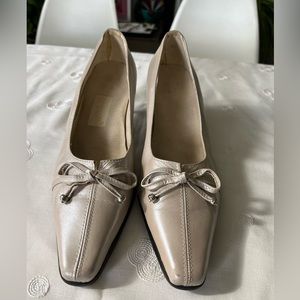 ITALIAN, LEATHER, PEARL COLORED, ELEGANT AND COMFORTABLE! SHOES for tall ladies!